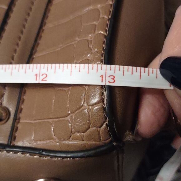 Adrienne Vittadini‎ tan faux alligator embossed handbag 13x9.5 - Picture 8 of 11